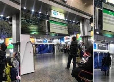 سردرگمی گردشگران خارجی در ایستگاه های راه آهن، آموزش اعداد فارسی برای جهانگرد خارجی در ایستگاه راه آهن تهران!
