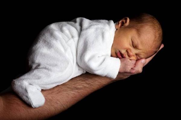 آنچه که باید درباره موهای پیشانی نوزاد بدانید