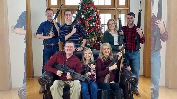 عکس خانوادگی نماینده کنگره آمریکا با اسلحه جنجالی شد