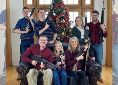 عکس خانوادگی نماینده کنگره آمریکا با اسلحه جنجالی شد