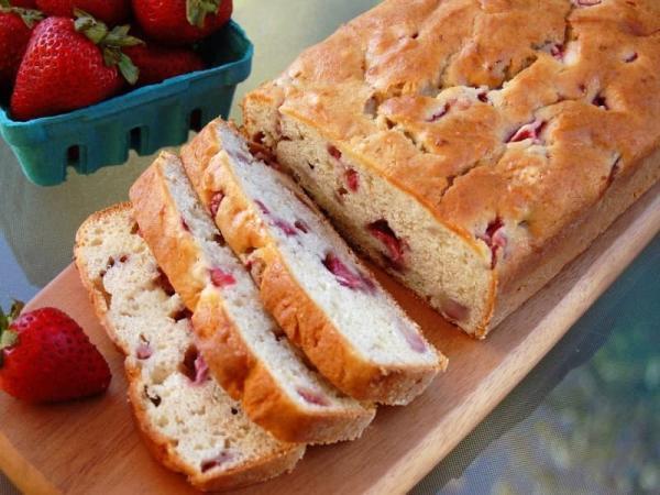 طرز تهیه نان توت فرنگی به 3 روش کرمدار، ساده و بریوش